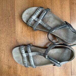 Ladies Taos Pewter Sandals excellent